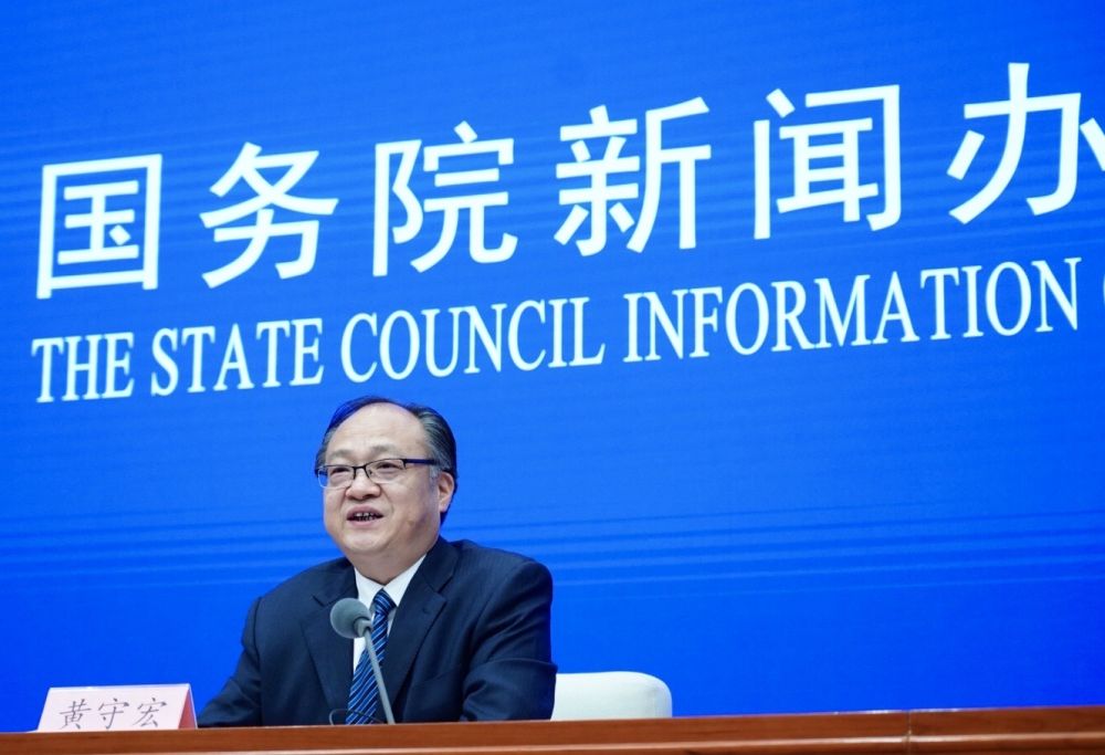 5月22日，國務院新聞辦邀請政府工作報告起草組負責人、國務院研究室主任黃守宏解讀政府工作報告有關情況。新華社記者　陳建力　攝