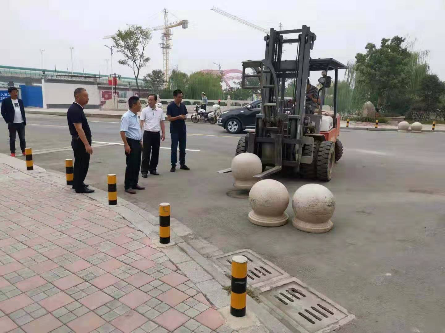 為向新中國成立七十周年獻禮，市城建集團攻堅克難，實現(xiàn)了北門棚改區(qū)域民生路10月1日零時順利通車。國慶假期，市城建集團堅持做好一線工作，在與交警部門共同做好民生路通車保障工作外，抓細節(jié)，抓落實，確保其他各項工作有序推進。.jpg
