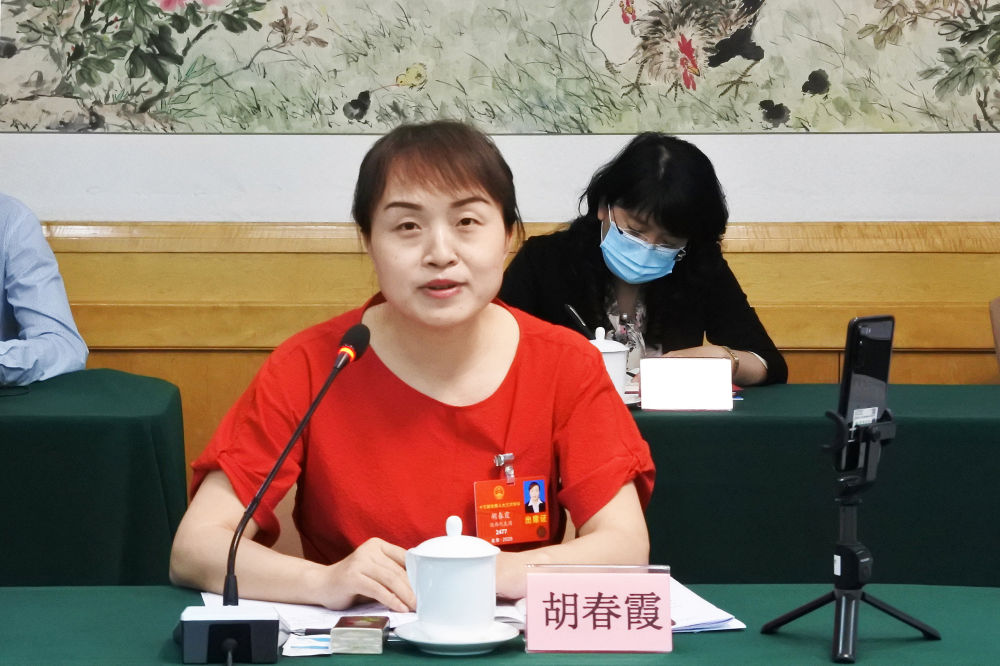 5月23日，全國人大代表胡春霞在參加分組審議政府工作報告時發(fā)言。新華社記者　吳雨　攝